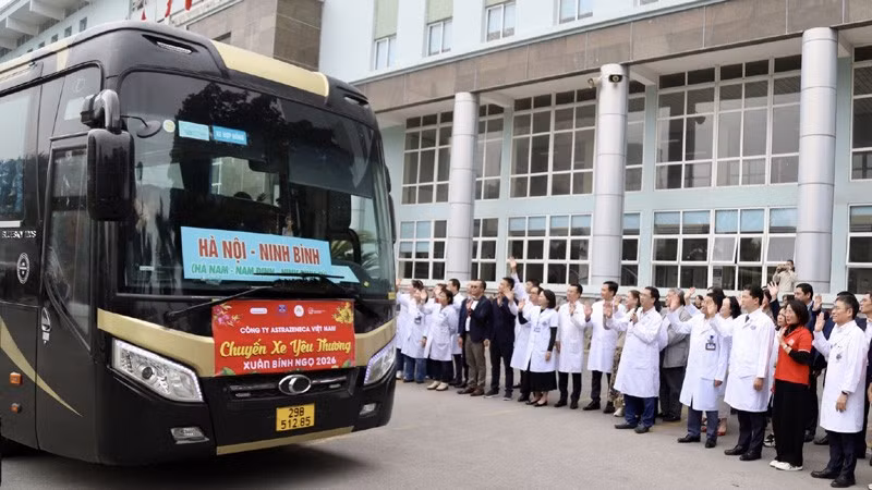 Lãnh đạo Bộ Y tế và các y, bác sĩ Bệnh viện K tiễn người bệnh, người nhà người bệnh về quê ăn Tết Nguyên đán Bính Ngọ.