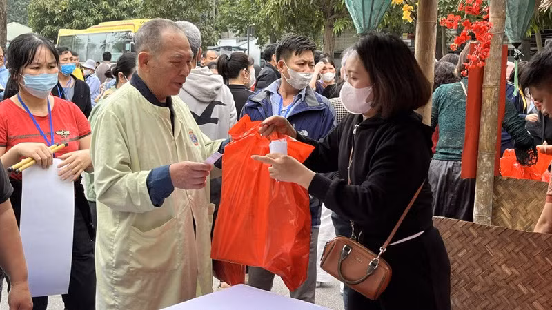 Bệnh nhân nhận các phần quà tại gian hàng khi tham gia "Hội chợ 0 đồng" do Bệnh viện K (Bộ Y tế) tổ chức.