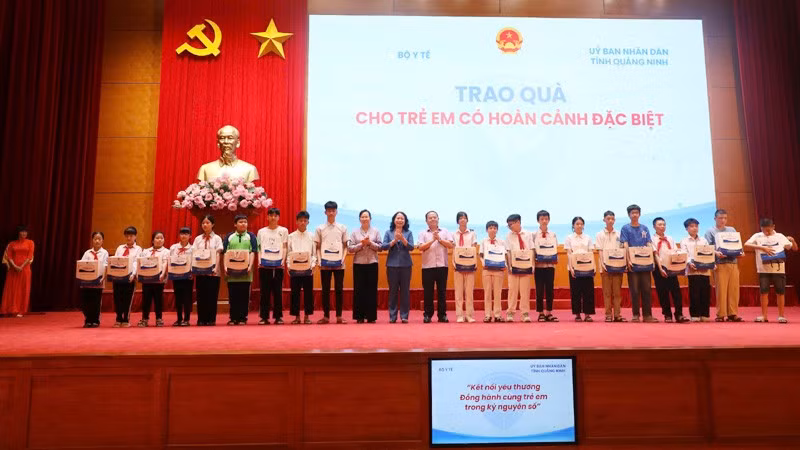 Phó Chủ tịch nước Võ Thị Ánh Xuân trao các suất quà cho trẻ em có hoàn cảnh đặc biệt tại lễ phát động.