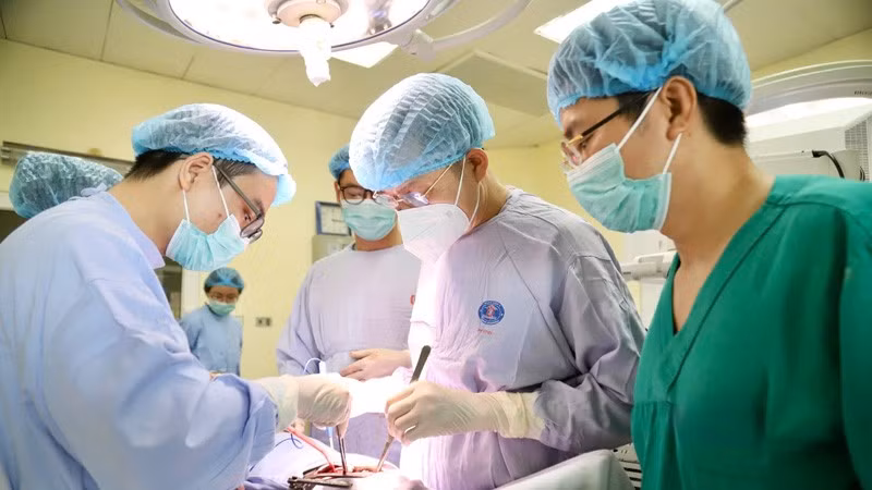 Các y, bác sĩ Bệnh viện K phẫu thuật lấy khối u phổi cho bệnh nhân Trịnh Quang M