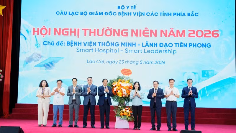 Bộ trưởng Y tế Đào Hồng Lan trao tặng lẵng hoa cho lãnh đạo Câu lạc bộ Giám đốc bệnh viện các tỉnh phía bắc tại hội nghị.