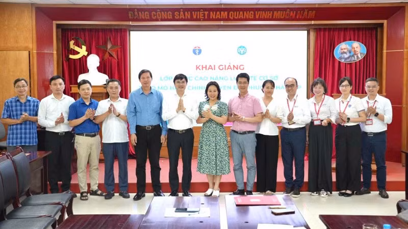 Các học viên chụp ảnh lưu niệm với lãnh đạo Sở Y tế Hà Nội tại buổi khai giảng lớp đào tạo.