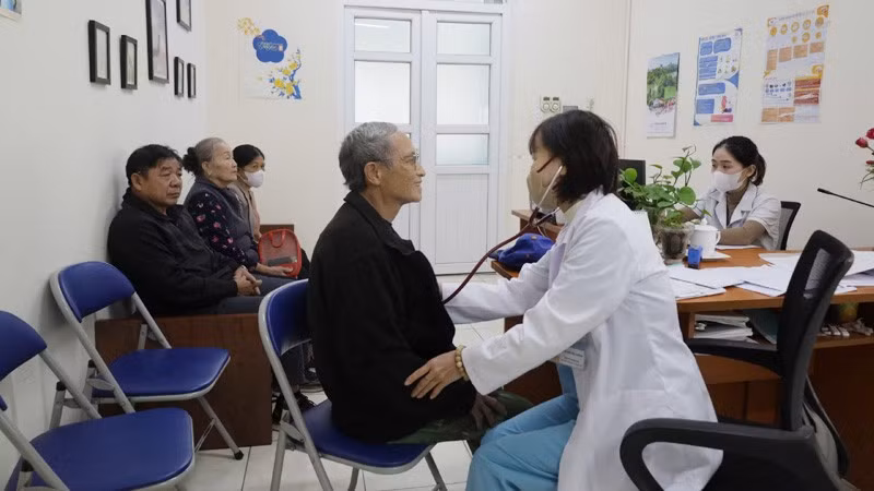 Các y, bác sĩ Trạm Y tế xã Sóc Sơn (thành phố Hà Nội) khám bệnh cho người dân trên địa bàn