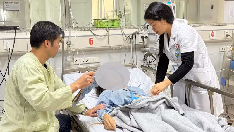 Các y, bác sĩ Bệnh viện đa khoa Đông Anh điều trị bệnh nhận sử dụng thuốc phá thai tại nhà.