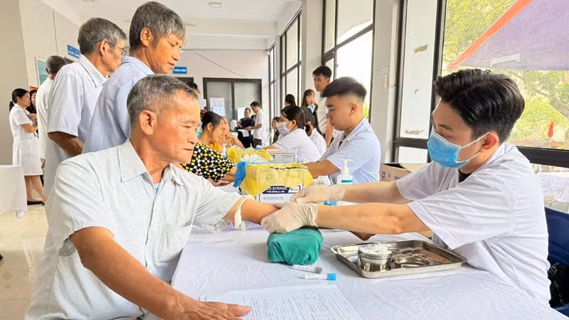 Người dân trên địa bàn xã Tiến Thắng (thành phố Hà Nội) được khám sức khỏe miễn phí và lập hồ sơ sức khỏe điện tử lưu trữ trọn đời.