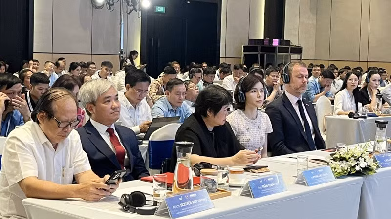 Các đại biểu tham dự hội thảo.