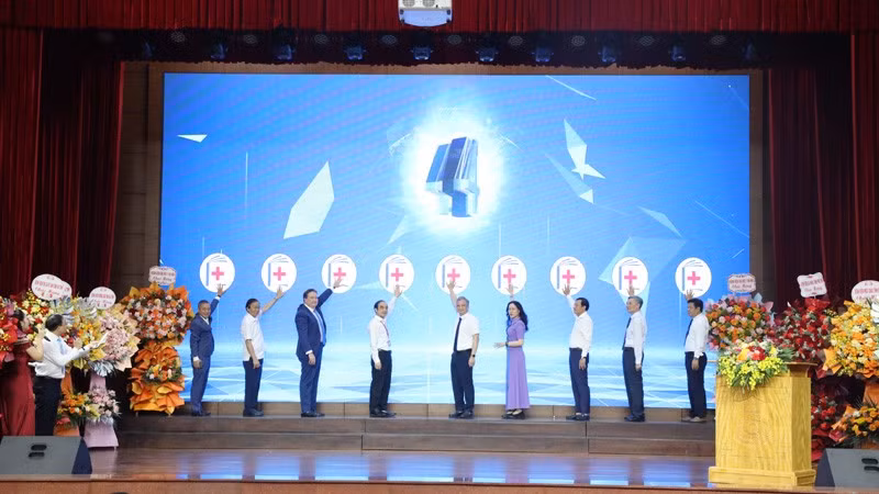 Các đại biểu ấn nút khai trương hệ thống phẫu thuật Robot da Vinci Xi.