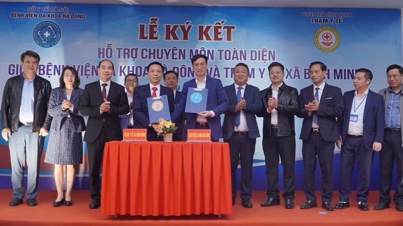 Lãnh đạo Bệnh viện đa khoa Hà Đông và trạm y tế xã Bình Minh ký kết hợp tác về hỗ trợ chuyên môn toàn diện
