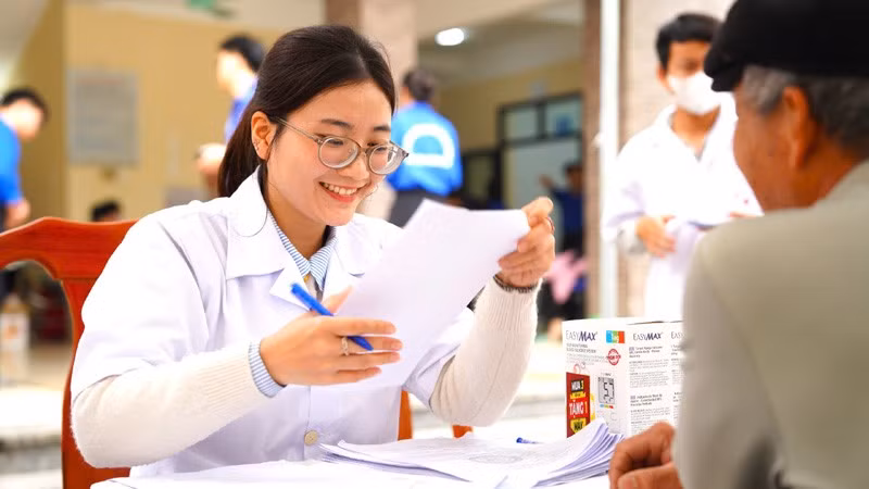 Đội ngũ Y, bác sĩ Học viện Y- Dược học cổ truyền Việt Nam và Bệnh viện Tuệ Tĩnh khám, tư vấn về sức khỏe cho người dân trên địa bàn xã Kiều Phú.