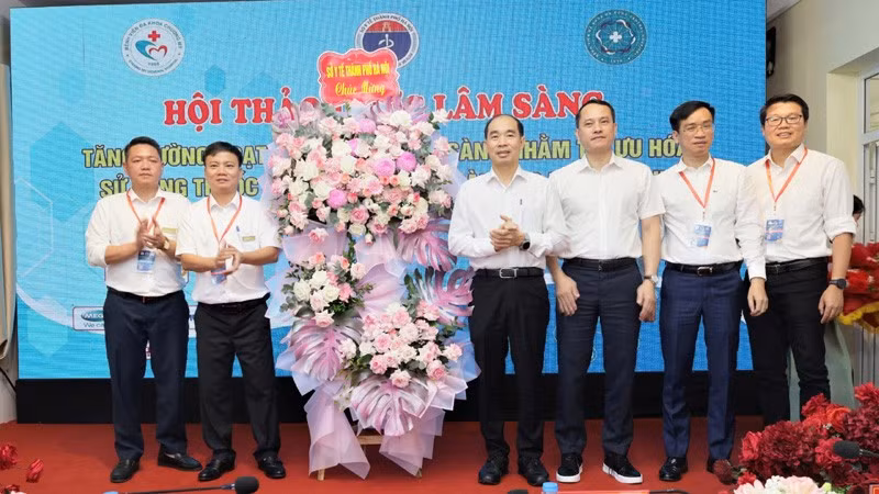 Lãnh đạo Sở Y tế Hà Nội trao tặng lẵng hoa cho các lãnh đạo bệnh viện trên địa bàn Hà Nội tham dự hội thảo.