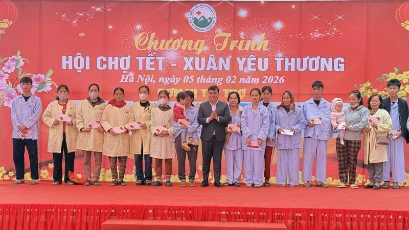 Ban Tổ chức Chương trình “Hội chợ Tết - Xuân yêu thương” trao các phần quà cho người bệnh có hoàn cảnh khó khăn đang điều trị tại Bệnh viện đa khoa Ba Vì.
