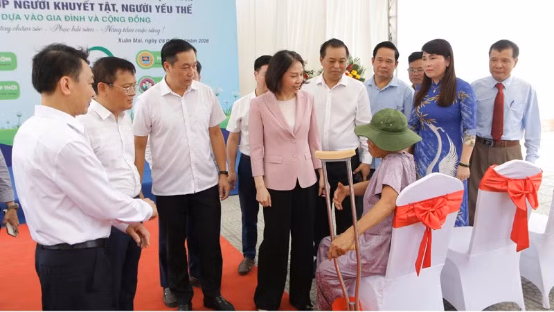 Phó Chủ tịch Ủy ban nhân dân thành phố Hà Nội Vũ Thu Hà thăm hỏi, động viên người khuyết tật tham dự lễ khai trương mô hình.