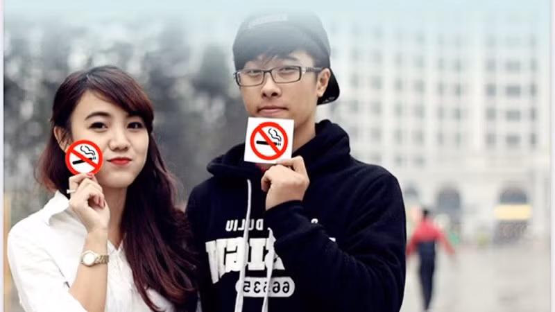 Học sinh, sinh viên tuyên truyền tác hại của thuốc lá đối với sức khỏe.