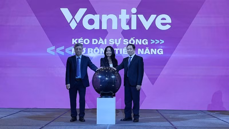 Các đại biểu bấm nút khởi động tại Lễ ra mắt Công ty trách nhiệm hữu hạn Vantive Việt Nam Healthcare.