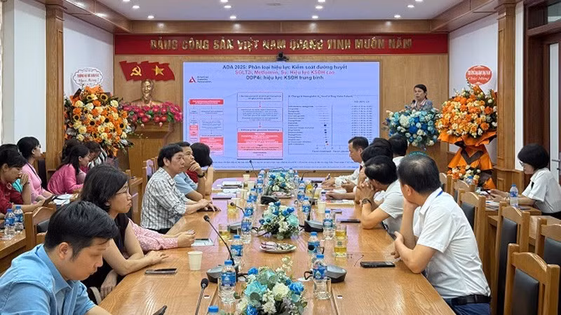 Diễn giả trình bày nội dung nghiên cứu khoa học chuyên ngành nội khoa tại hội nghị.