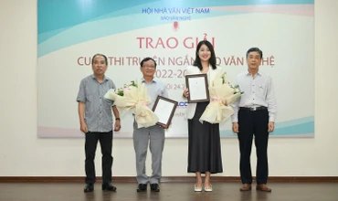 Hai tác giả đạt giải Nhì, Vũ Ngọc Thư (thứ hai, từ trái sang) và Ngô Tú Ngân (thứ ba, từ trái sang), nhận Chứng nhận và hoa chúc mừng từ Chủ tịch Hội Nhà văn Việt Nam Nguyễn Quang Thiều và Chủ tịch Hội đồng Giám khảo Nguyễn Bình Phương.