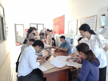 Ngoài việc đổi mới chính sách bảo hiểm thất nghiệp cần có cơ chế giúp người lao động sớm có cơ hội quay lại thị trường. Ảnh: Văn Học