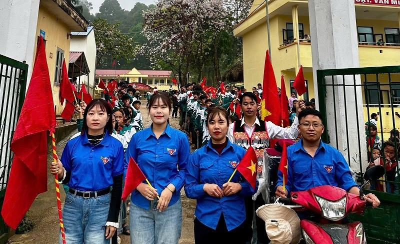 Đoàn viên thanh niên và học sinh xã Tìa Dình chia thành nhiều nhóm về từng bản tuyên truyền, vận động bầu cử. 
