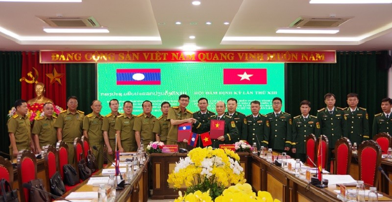 Đại tá Vừ A Khua, Phó Chỉ huy trưởng Ban Chỉ huy Bộ đội Biên phòng tỉnh Điện Biên và Đại tá Pạ Sợt Phổn Mạ Lắt, Phó Giám đốc Ty An ninh tỉnh Luang Prabang trao biên bản ghi nhớ hội đàm. (Ảnh: ANH DŨNG)