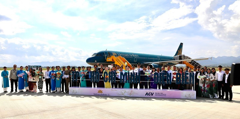 Chào đón phi hành đoàn và du khách trên chuyến bay đầu tiên của Vietnam Airlines từ thành phố Hồ Chí Minh về Điện Biên.