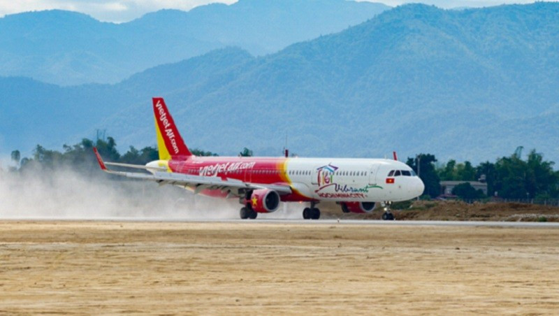 Tàu bay của Hãng Hàng không Vietjet tại sân bay Điện Biên Phủ.