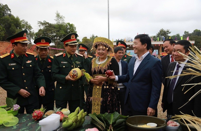 Các đồng chí lãnh đạo tỉnh Điện Biên, lãnh đạo Quân khu 2, Bộ Chỉ huy Quân sự tỉnh Điện Biên tham quan các gian hàng giới thiệu sản phẩm nông nghiệp của xã Na Son và các xã lân cận. (Ảnh: TRẦN DŨNG)