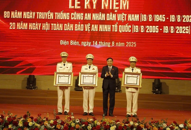 Đồng chí Trần Quốc Cường, Ủy viên Trung ương Đảng, Bí thư Tỉnh ủy Điện Biên trao Huân chương Lao động hạng Ba của Chủ tịch nước Cộng hòa dân chủ nhân dân Lào cho các cá nhân là lãnh đạo, nguyên lãnh đạo Công an tỉnh Điện Biên. 