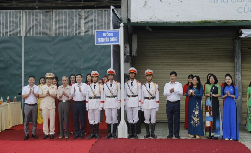 Các đồng chí lãnh đạo tỉnh Điện Biên cùng thân nhân Anh hùng liệt sĩ Phạm Văn Cường chứng kiến lễ gắn biển, công bố đặt tên đường mang tên Anh hùng liệt sĩ Phạm Văn Cường tại phường Mường Thanh, tỉnh Điện Biên.