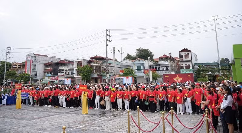 Các đồng chí lãnh đạo Ủy ban nhân dân tỉnh, Công an tỉnh Điện Biên cùng nhân dân Điện Biên chứng kiến Lễ Thượng cờ tại Quảng trường Ba Đình lịch sử, vào 6 giờ sáng ngày 16/8.