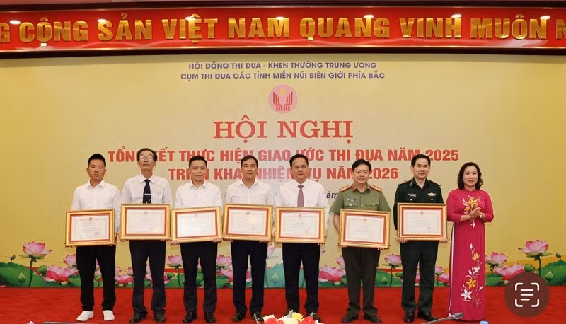 Lãnh đạo Ủy ban nhân dân tỉnh Cao Bằng trao Bằng khen tặng các tập thể thuộc cụm thi đua các tỉnh miền núi biên giới phía Bắc, có thành tích xuất sắc trong thực hiện phong trào thi đua.