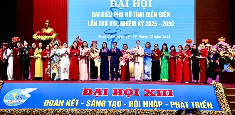 Đại diện lãnh đạo tỉnh Điện Biên tặng hoa chúc mừng các đồng chí được tín nhiệm bầu Ban Chấp hành Liên hiệp Phụ nữ tỉnh Điện Biên nhiệm kỳ 2025-2030. 