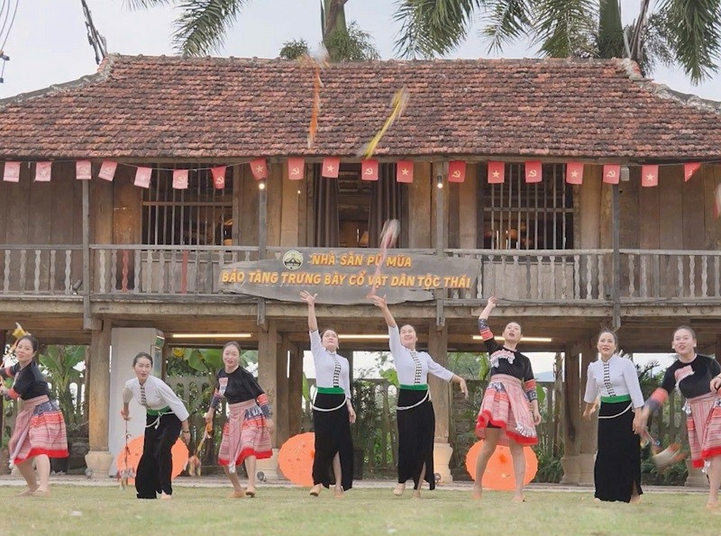 Nhân dân các dân tộc tỉnh Điện Biên say sưa luyện tập chờ đón Lễ hội Ném còn giữa ba nước Việt Nam-Lào-Trung Quốc lần đầu được tổ chức tại Điện Biên. 