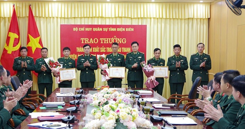 Đại tá Nguyễn Trung Đắc, Chính ủy Bộ Chỉ huy Quân sự tỉnh trao giấy khen tặng 3 tập thể có thành tích đấu tranh thành công 2 chuyên án lớn về ma túy. (Ảnh: DŨNG HẠNH)