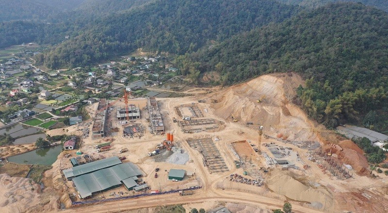 Trên công trường, các hạng mục lớp học, phòng ở của học sinh Trường liên cấp Thanh Nưa đang được thi công đồng thời, bảo đảm tiến độ và chất lượng.