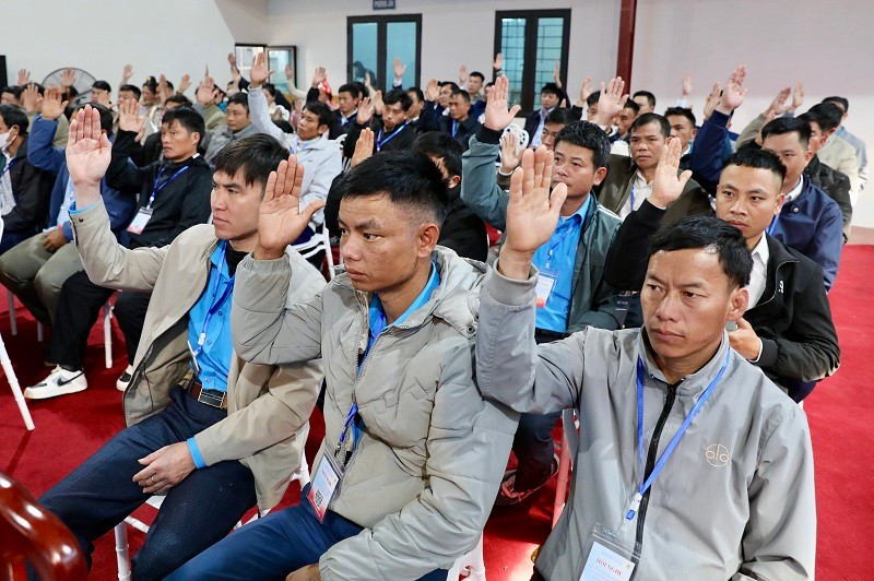 Công nhân Công ty cổ phần Cao-su Điện Biên biểu quyết các nội dung giữa người lao động với chủ sử dụng lao động trong thỏa ước lao động tập thể.