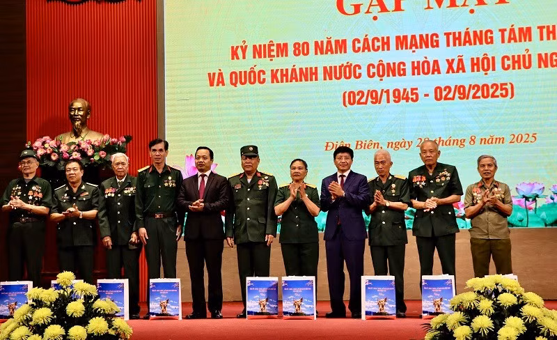 Các đồng chí lãnh đạo Tỉnh ủy Điện Biên trao quà tặng các cựu chiến binh, chiến sĩ Điện Biên năm xưa.