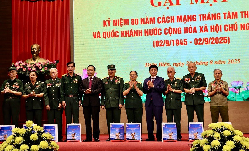 Các đồng chí lãnh đạo Tỉnh ủy Điện Biên trao quà tặng các cựu chiến binh, chiến sĩ Điện Biên năm xưa.