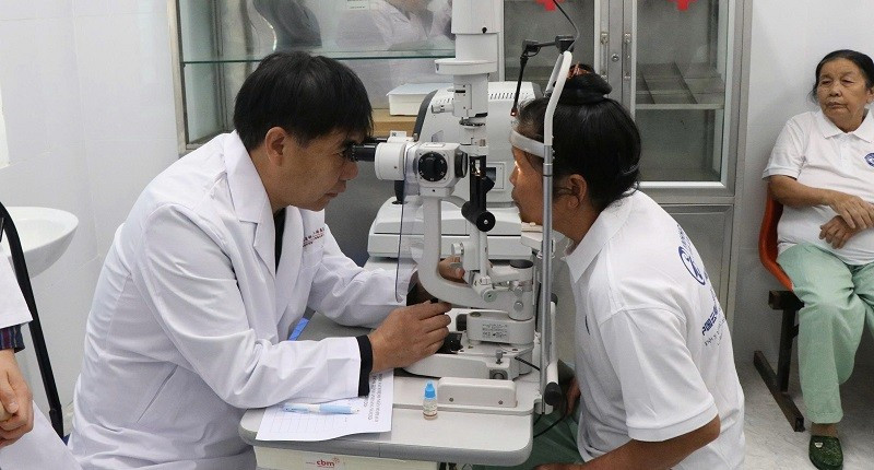 Các bác sĩ Đoàn công tác Vân Nam và Điện Biên tiến hành khám mắt cho người bệnh. 