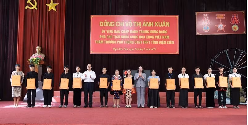 Phó Chủ tịch nước Võ Thị Ánh Xuân trao học bổng cho 30 học sinh là con em đồng bào các dân tộc thiểu số đang theo học tại Trường Phổ thông dân tộc nội trú tỉnh Điện Biên. 