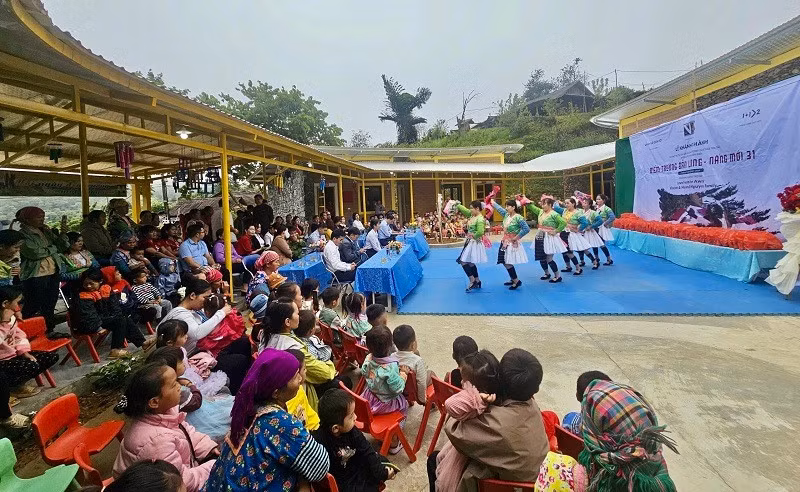 Nhân dân, học sinh và phụ huynh ở bản Lồng, xã Quài Tở, tỉnh Điện Biên vui mừng chứng kiến lễ khánh thành, đưa Điểm trường Hạnh Phúc ở bản Lồng vào sử dụng.