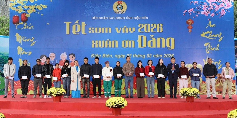 Lãnh đạo Liên đoàn Lao động tỉnh Điện Biên trao quà tặng đoàn viên, công nhân, người lao động.