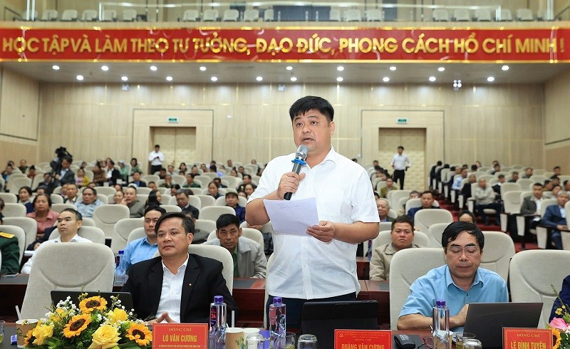 Cử tri xã Tuần Giáo, tỉnh Điện Biên gửi nhiều kiến nghị đến các ứng viên đại biểu Quốc hội khi về gặp gỡ, tiếp xúc cử tri tại địa bàn. Ảnh: NGỌC THANH