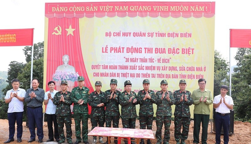 Đại tá Nguyễn Trung Đắc cùng đại diện lãnh đạo các đơn vị, chính quyền các xã: Xa Dung, Na Son, Tìa Dình, Phình Giàng chứng kiến các đơn vị biểu thị quyết tâm thi đua làm nhà ở cho nhân dân vùng thiên tai.