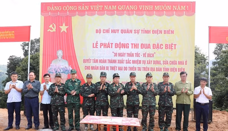 Đại tá Nguyễn Trung Đắc cùng đại diện lãnh đạo các đơn vị, chính quyền các xã: Xa Dung, Na Son, Tìa Dình, Phình Giàng chứng kiến các đơn vị biểu thị quyết tâm thi đua làm nhà ở cho nhân dân vùng thiên tai.