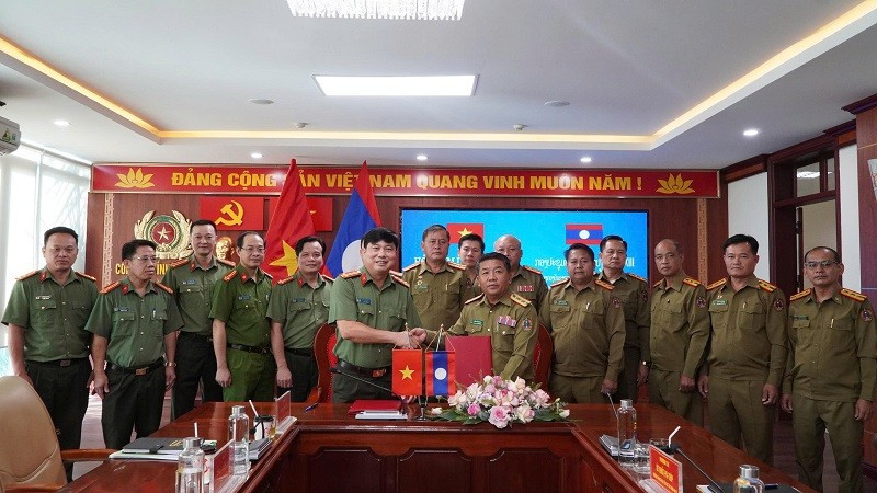 Đại tá Vũ Văn Đấu, Giám đốc Công an tỉnh Điện Biên và đại diện Công an tỉnh Xay Nha Bu Ly trao biên bản ghi nhớ phối hợp bảo đảm an ninh trật tự. (Ảnh: TRƯỜNG LONG)