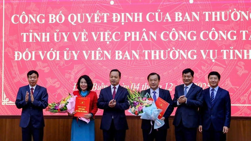 Đồng chí Trần Tiến Dũng (thứ 3 từ trái sang) cùng các đồng chí lãnh đạo Hội đồng nhân dân, Ủy ban nhân dân, Ủy ban Mặt trận Tổ quốc tỉnh Điện Biên, tặng hoa chúc mừng đồng chí Lò Thị Minh Phượng và đồng chí Vừ A Bằng. 