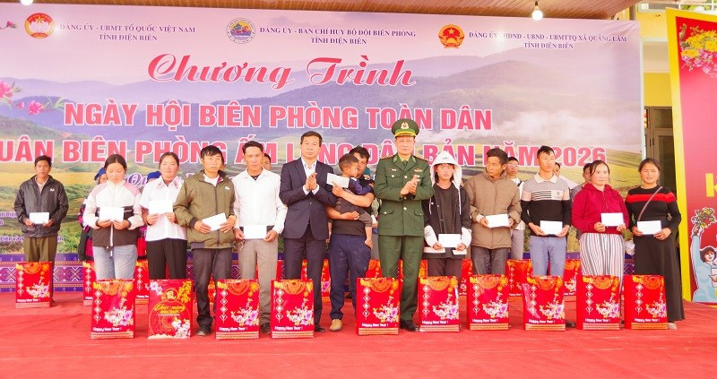 Lãnh đạo Ban Chỉ huy Bộ đội Biên phòng tỉnh Điện Biên cùng lãnh đạo Ủy ban Mặt trận Tổ quốc Việt Nam tỉnh Điện Biên trao quà Tết tặng các gia đình chính sách, hộ nghèo ở xã biên giới Quảng Lâm, tỉnh Điện Biên.