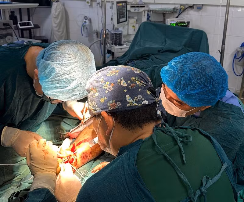Bác sĩ Bệnh viện đa khoa tỉnh Điện Biên đang tiến hành nối vết đứt chân trái cho bệnh nhân V.H.T. 