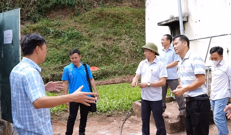 Cán bộ y tế tỉnh Điện Biên hướng dẫn cán bộ xã Nậm Kè cách tuyên truyền người dân phòng bệnh; đồng thời thực hiện nghiêm phun khử khuẩn quanh khu vực.