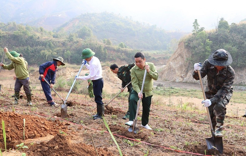 Các đồng chí lãnh đạo cùng nhân dân xã Na Son hưởng ứng Lễ phát động đào hố trồng cây mắc-ca, cà-phê trên địa bàn.